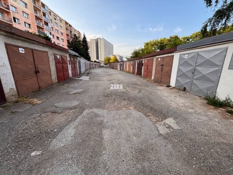 Garagen in der Považská-Straße in Košice, Stadtteil Západ, säumen Plattenbauten.