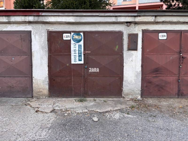 Ältere braune Garage zum Verkauf in der Považská Straße in Košice, Stadtteil Západ.