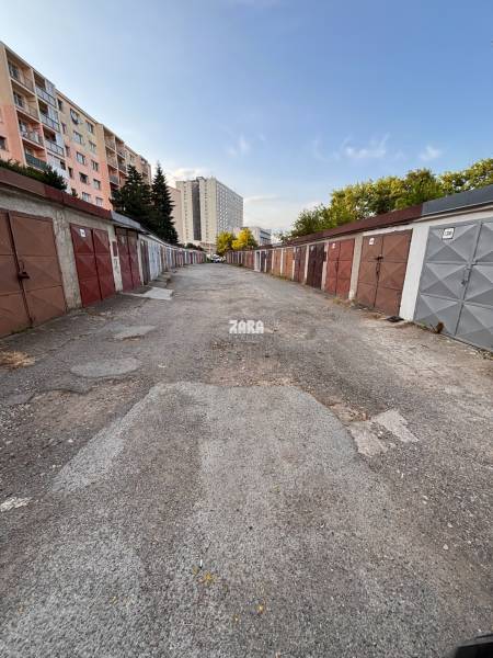 Garagen in der Považská-Straße im Stadtteil Západ in Košice.