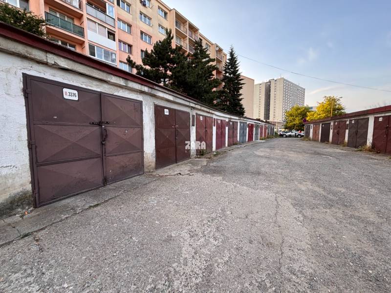 Garagen auf der Považská-Straße, Košice - Stadtteil Západ, umgeben von Wohnhäusern.