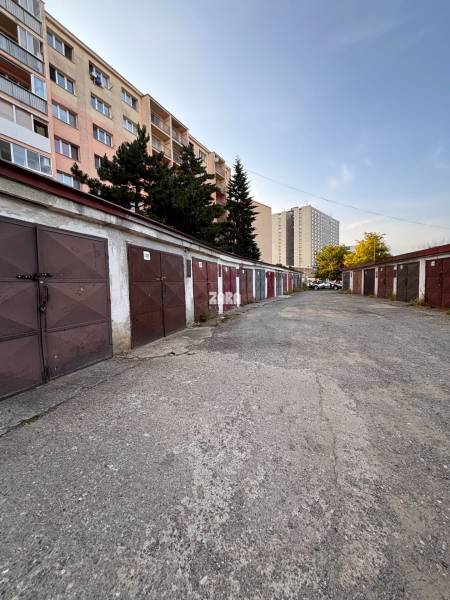 Garagen in der Považská-Straße in Košice - Stadtteil Západ mit Wohnhäusern.