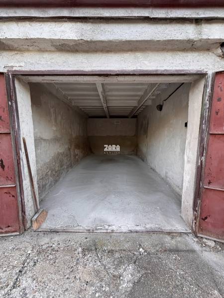 Offene Garage in der Považská-Straße in Košice, Stadtteil Západ, mit Betonboden.