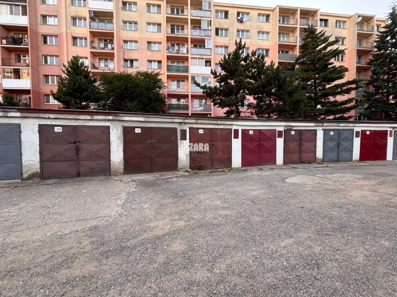 Garagen in der Považská-Straße in Košice - Stadtteil Západ, im Hintergrund ein Plattenbau.