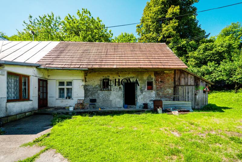 Ein Einfamilienhaus in Lúky in der Straße Lúky mit traditionellem Dach und grünem Äußeren.