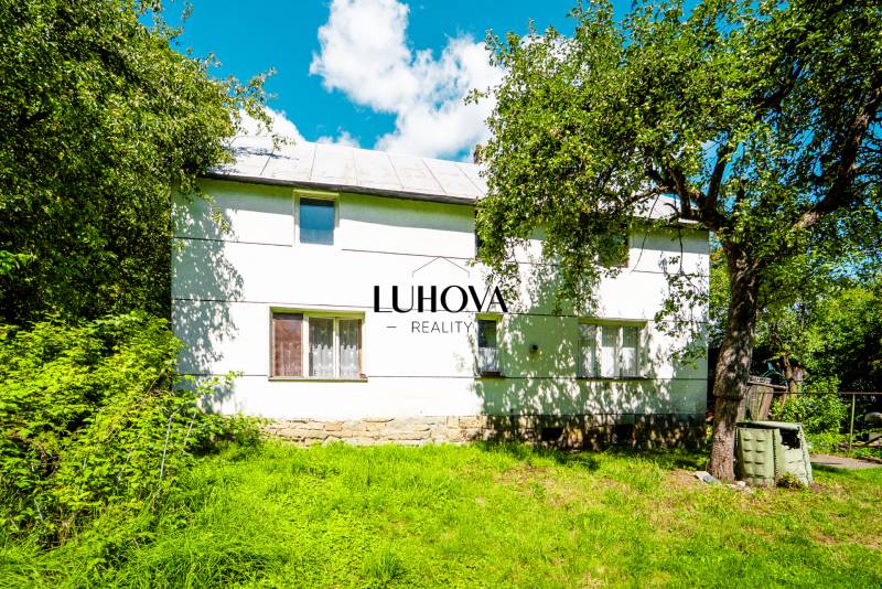 Das Einfamilienhaus in Lúky in der Lúky-Straße ist von Natur und Bäumen umgeben.