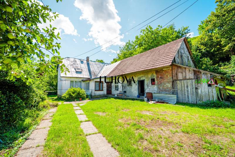 Einfamilienhaus in der Gemeinde Lúky in der Straße Lúky mit gepflegtem Garten und Nebengebäude.