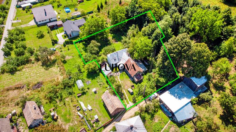Luftaufnahme eines Einfamilienhauses in Lúky in der Straße Lúky, umgeben von Grün und Garten.