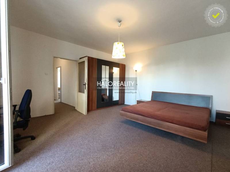1-Zimmer-Wohnung mit geräumigem Bett und Schrank, Zugang über den Hintereingang.