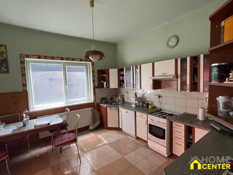Küche in einem Einfamilienhaus mit Esstisch und Küchenzeile.