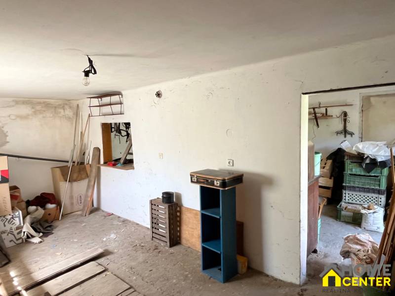 Izba in einem Einfamilienhaus mit gelagerten Gegenständen und Unordnung.
