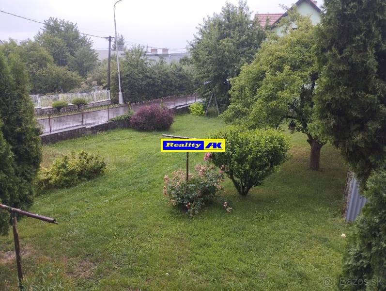 Garten mit Sträuchern im Bereich eines Einfamilienhauses in Martin Stráne.