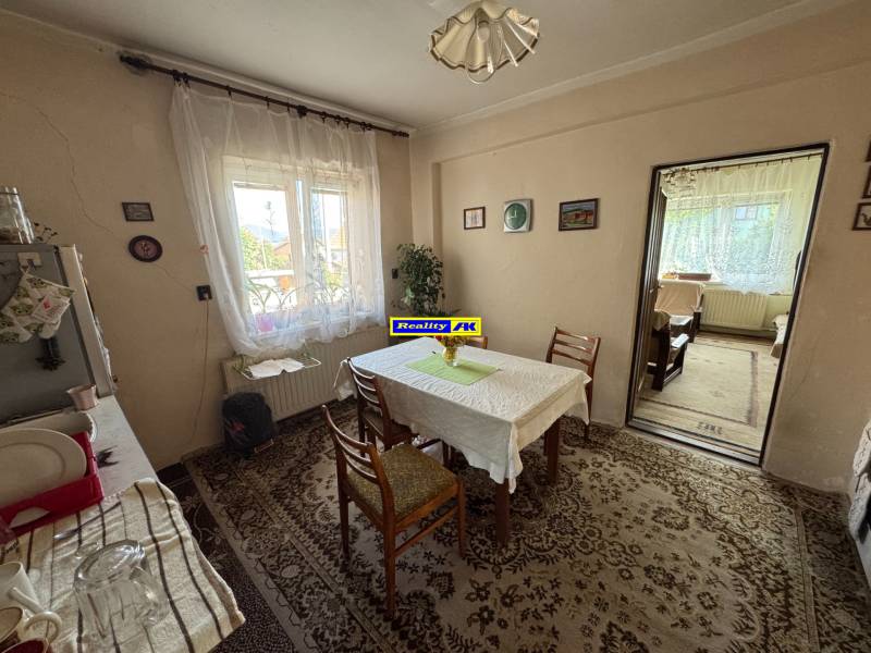 Esszimmer in einem Einfamilienhaus mit Tisch, Stühlen, Teppich und Fenster mit Ausblick.