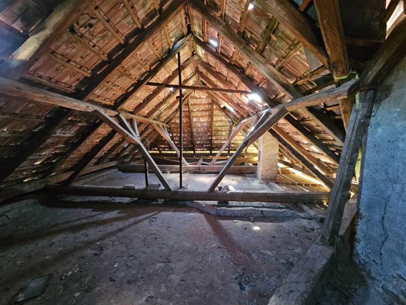 Dachboden mit Holzkonstruktion und Dachziegeln im Einfamilienhaus.