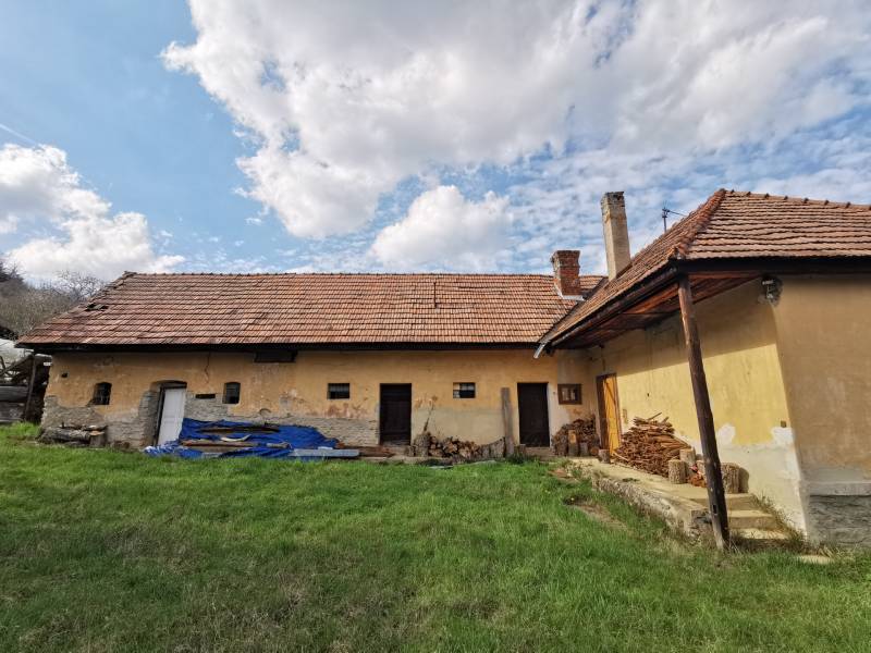 Ein älteres Familienhaus in Nitrianske Sučany, umgeben von Gras und Holz, in der Straße Nitrianske Sučany.