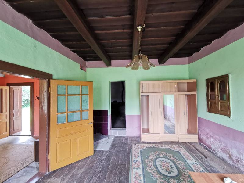 Holzdecke, offene Tür und Kleiderschrank im Einfamilienhaus.