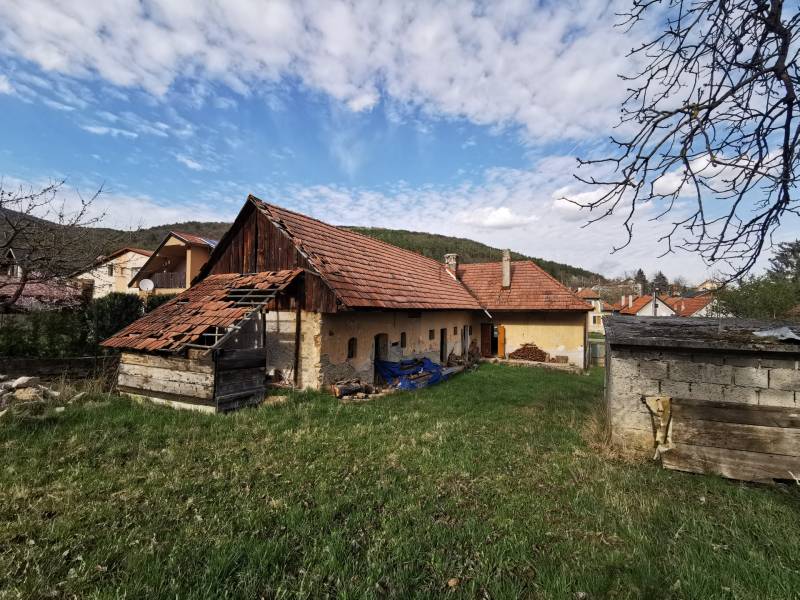 Ein Einfamilienhaus in Nitrianske Sučany, Straße Nitrianske Sučany, ein älteres Gebäude auf einem geräumigen Grundstück.