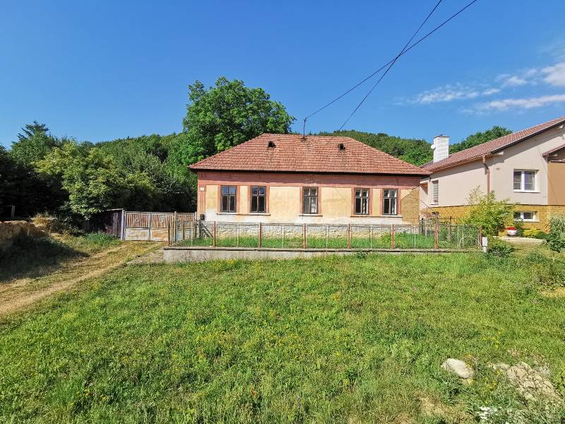 Ein Einfamilienhaus in der Straße in Nitrianske Sučany, umgeben von einem grünen Grundstück und Natur.