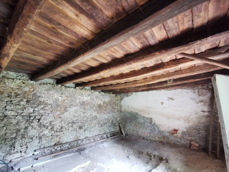 Im Inneren des Einfamilienhauses gibt es Steinwände und eine Holzdecke.