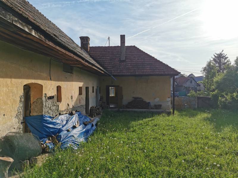 Älteres Einfamilienhaus in Nitrianske Sučany in der Straße Nitrianske Sučany mit einem Rasenstück.