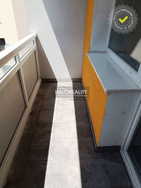 Balkon mit Fliesen und Geländer in einer Einzimmerwohnung, geeignet zum Entspannen und Erholen.