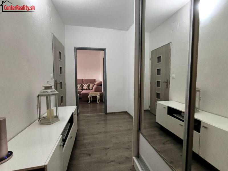 Innenraum einer 3-Zimmer-Wohnung mit Stauraum und Wohnzimmer im Hintergrund.