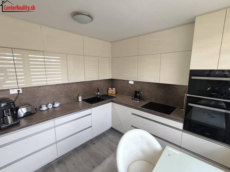 Küche in einer 3-Zimmer-Wohnung, moderne Küchenzeile und Geräte, helle Farbtöne.