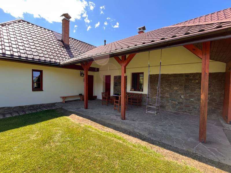 Der Garten eines Einfamilienhauses mit Terrasse, Stühlen und Schaukel in der Stadt Vagrinec in der Straße Vagrinec.