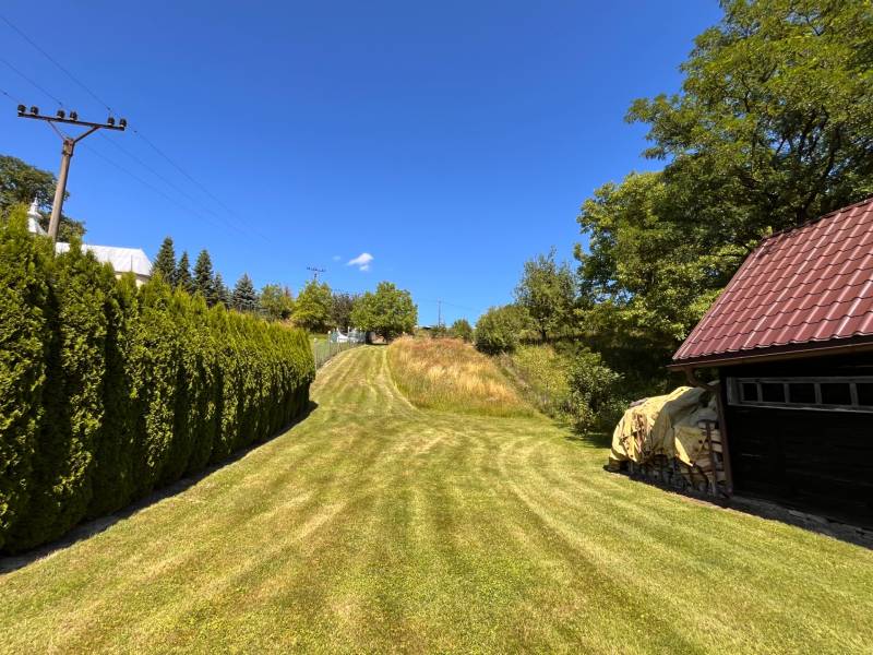 Garten im Einfamilienhaus in der Vagrinec-Straße in der Stadt Vagrinec mit Rasen und Bäumen.