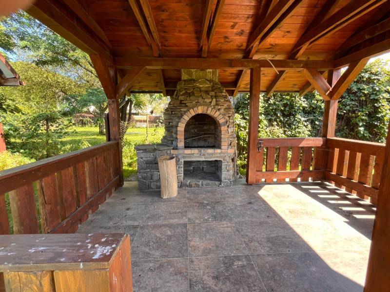 Überdachte Terrasse mit Steinkamin im Garten eines Einfamilienhauses in der Stadt Vagrinec.