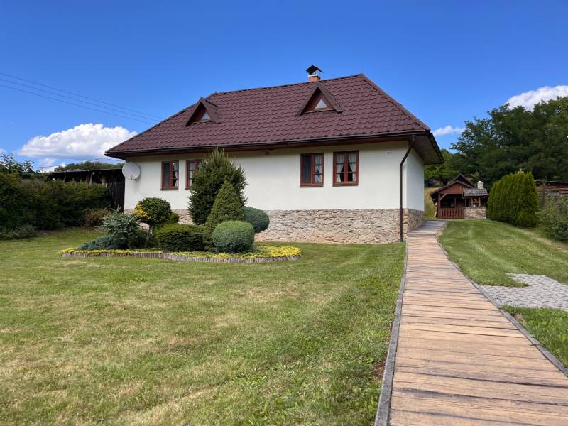 Einfamilienhaus in Vagrinec in der Vagrinecka-Straße mit gepflegtem Garten und Gehweg.