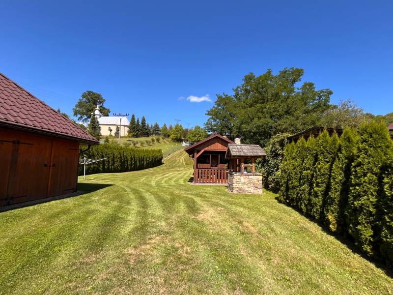 Der Garten des Einfamilienhauses in Vagrinec mit Pavillon und Hecke an der Straße Vagrinec.