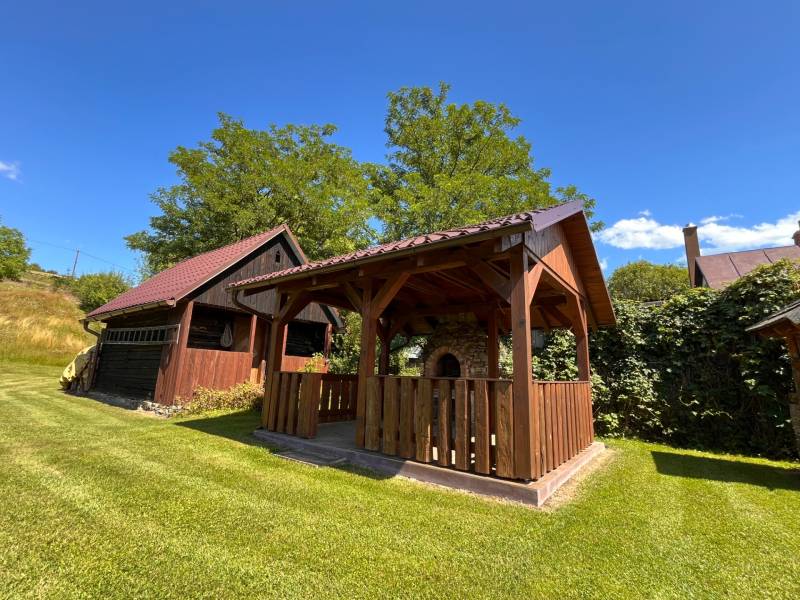 Holzpavillon und Scheune im Garten eines Einfamilienhauses in der Stadt Vagrinec in der Vagrinec-Straße.