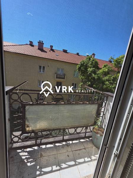 Balkon einer 2-Zimmer-Wohnung mit Blick auf das Nachbargebäude und die Dächer, Košice - Stadtteil Juh, Pasteurovo námestie.