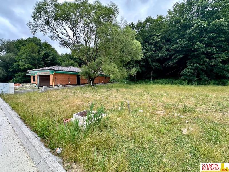 Ein Haus mit Grundstück in Borinka, umgeben von Grün und ruhiger Umgebung.