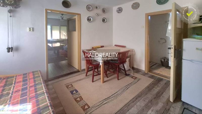 Interieur eines Einfamilienhauses mit Esszimmer, dekorativen Wänden und Grundausstattung.