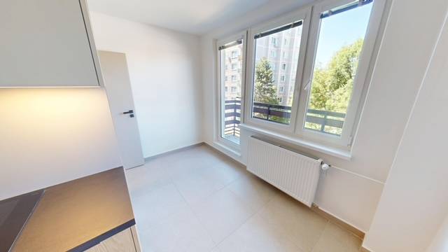 Küche in einer 2-Zimmer-Wohnung mit großen Fenstern und Heizkörper.