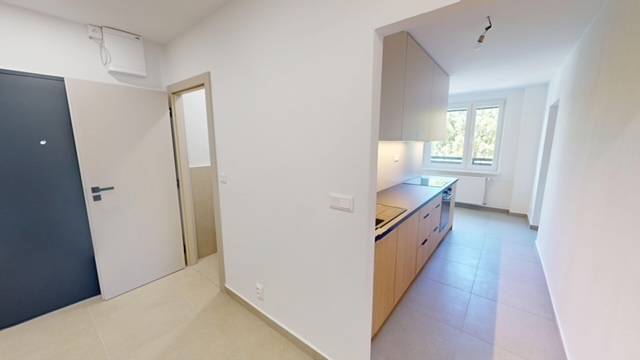 Flur und Küche in einer 2-Zimmer-Wohnung mit Fenster, helles Interieur.