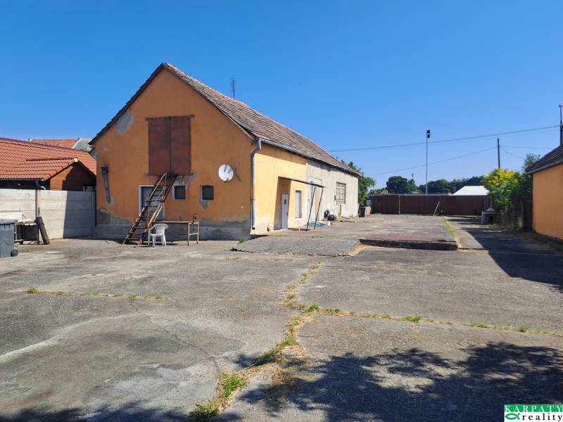 Garage und Betonfläche bei einem Einfamilienhaus in Sládkovičovo.