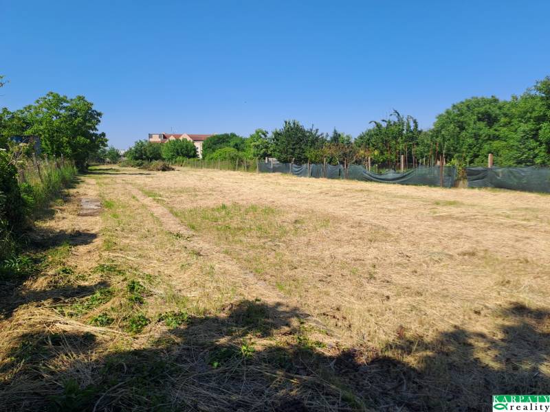 Grundstücksfläche - Gewerbegebiete umgeben von Grünflächen in Sládkovičovo, in der Straße Sládkovičovo.