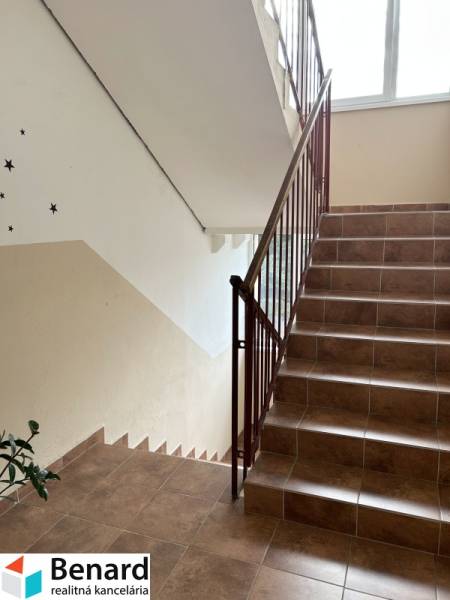 Die Treppe im Wohnhaus auf der Arm. Gen. L. Svobodu, Prešov, führt zu einer 2-Zimmer-Wohnung.