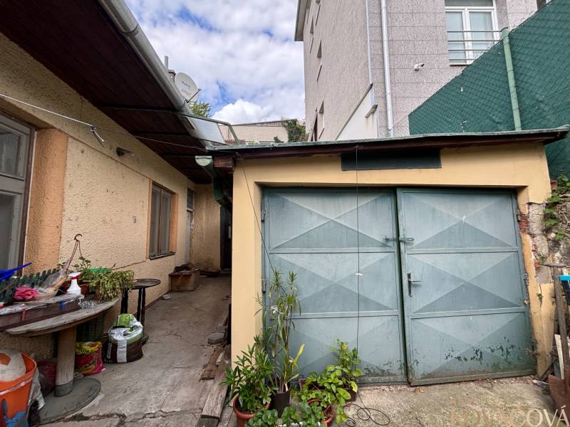Hof in Ilava mit Garage und Außensitzbereich bei einem Einfamilienhaus.