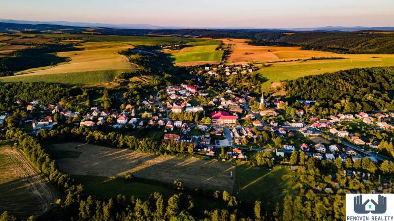 Luftaufnahme des Dorfes Dolná Strehová, umgeben von Natur und Feldern.