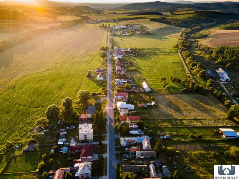 Landschaft mit Häusern und einer Straße bei Sonnenuntergang, Dolná Strehová, Hauptstraße.