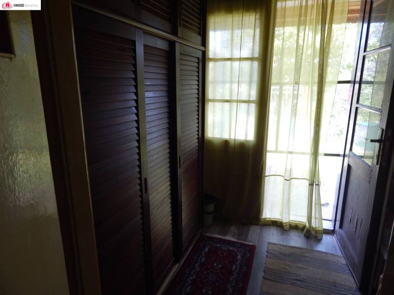 Eine Hütte mit Schrank, Vorhängen und Fußmatten bietet ein gemütliches Interieur mit Aussicht.