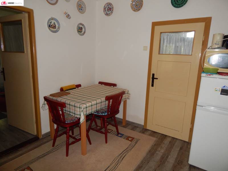 Esszimmer in der Hütte mit Holztisch und runden Wanddekorationen.