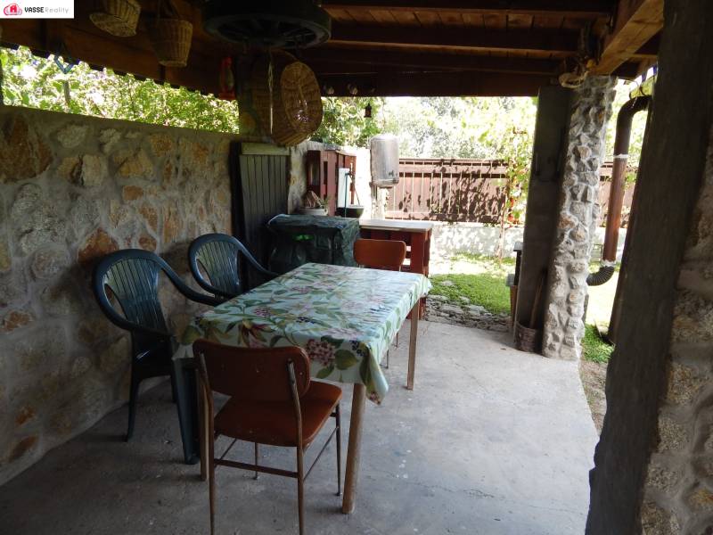 Steinterrasse bei der Hütte in Klížska Nemá mit Tisch und Stühlen unter einem Unterstand.