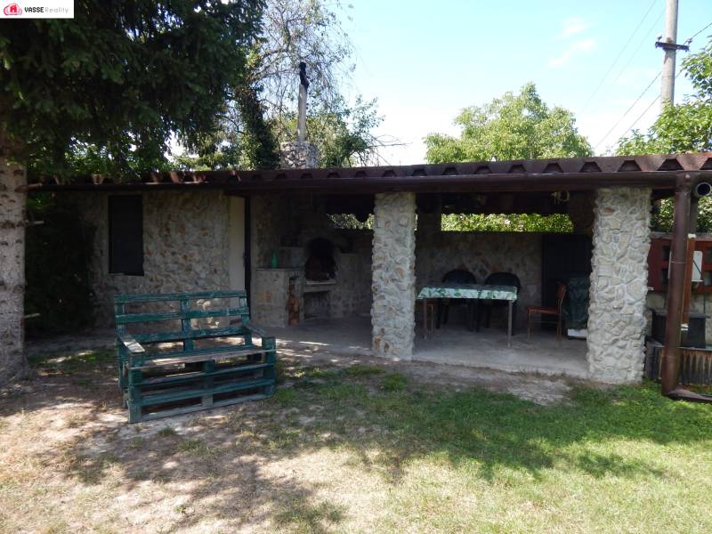 Hütte in Klížska Nemá mit Außensitzbereich, Grill und Gartenmöbeln.