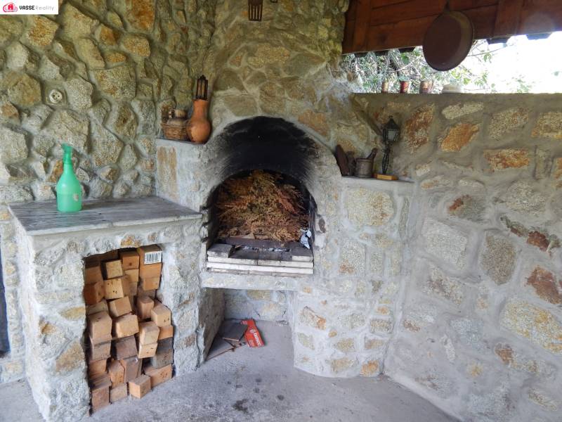 Ein Kamin in einer Hütte mit Holz, das in einer Steinnische gelagert ist.