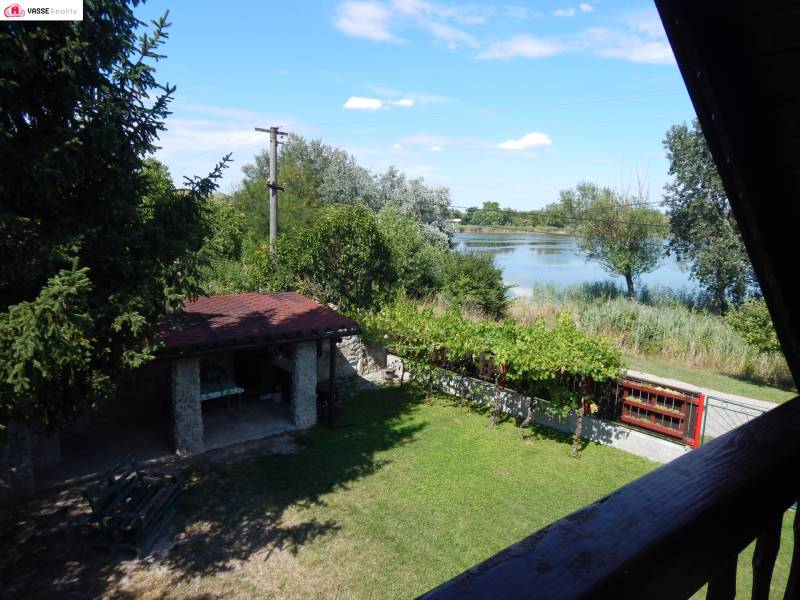 Ein Garten mit Pavillon am See und Grünflächen von der Hütte in Klížska Nemá.