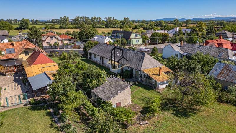 Luftaufnahme von Häusern und Gärten in Sečovce, geeignet für Grundstücke - Wohnen.